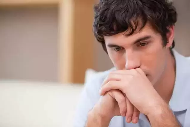 Mlad človek trpi zaradi impotence